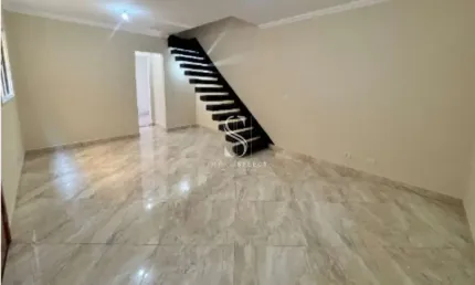 Jabaquara - casa assobradada de 154m² com 2 quartos suites, quintal e 2 vagas.