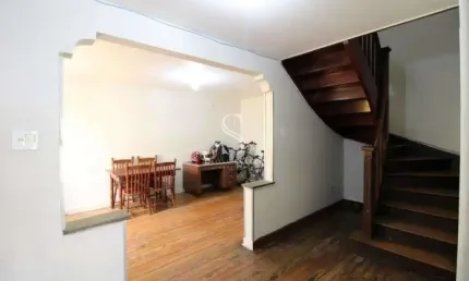 Casa sobradada com 205m², duas salas, três dormitórios, três banheiros, uma vaga em água branca
