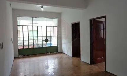 Apto de 2 quartos amplos, sala e cozinha amplas com sacada e quintal em frente ao terminal central