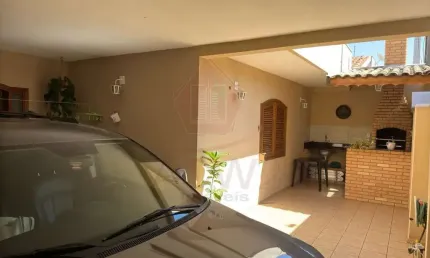Casa térrea com 3 quartos (1 suite master), cozinha planejada, 2 vagas, churrasqueira e 2 quintais