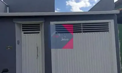 Uma linda casa, com localização no bairro São Carlos, com acabamento de primeira
