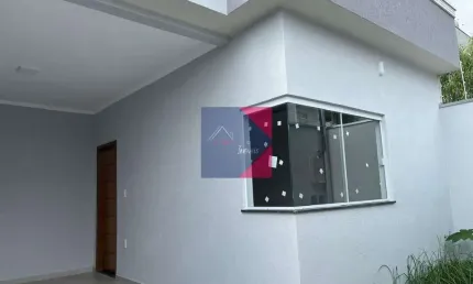 Uma Casa com excelente acabamento, localizada no Bairro Parque Real.