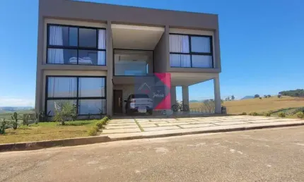 Uma casa de alto padrão localizada no condomínio Gran Royalle