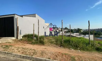 Vende-se um lote com excelente localização no bairro Parque Real, com 200 metros