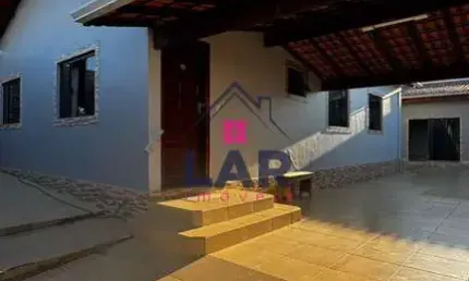 Vende-se excelente casa de alto padrão com localização privilegiada.