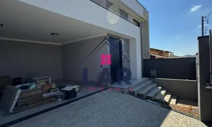 VENDE-SE CASA COM ACABAMENTO DE LUXO, E COM EXCELENTE LOCALIZAÇÃO