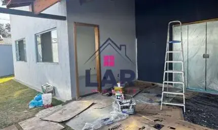 Vende-se bela casa com excelente localização e acabamento