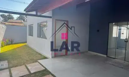 Vende-se bela casa com excelente localização e acabamento