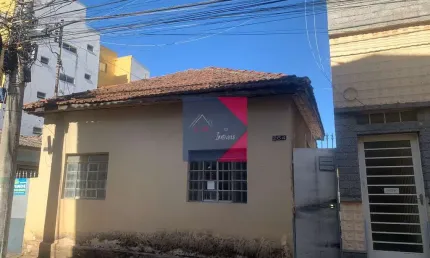 Casa com ecxelente localização, com valor de oportunidade para investimento.