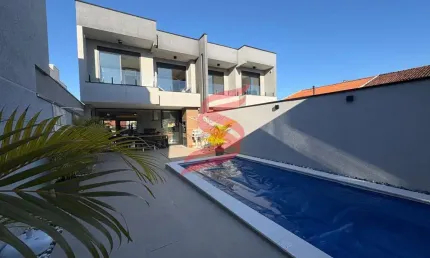 Lindo sobrado alto padrão com piscina aquecida, edícula e a poucos passos da praia!