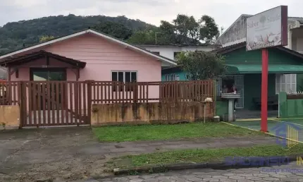 Terreno de esquina com três imoveis no Centro_ Uma quadra da praça Central.