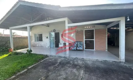 Casa em região de moradores com 03 quartos e amplo quintal.