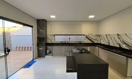 Casa térrea em condomínio com  3 dormitórios sendo 1 suíte, com 145 m² de área construída.