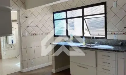 Apartamento no centro com 3 dormitorios e vaga de garagem coberta!