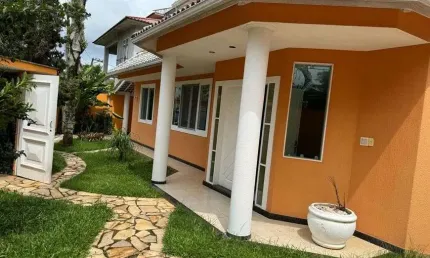 Casa de condomínio para venda com 280 metros quadrados com 4 quartos