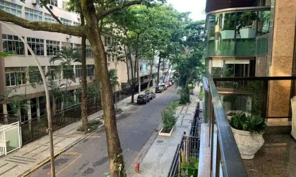 Fantástico 214m² na quadra da praia, melhor rua do leblon