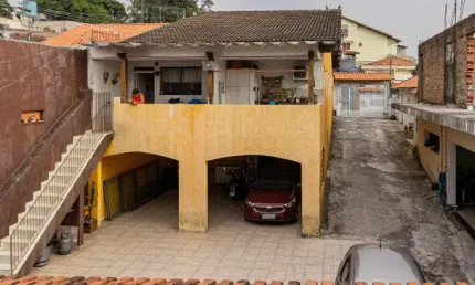Ampla casa com 250 m² de área construída, oferecendo conforto e praticidade. Conta com garagem para 3 veículos, ideal para famílias que valorizam espaço e comodidade.  Ver menos