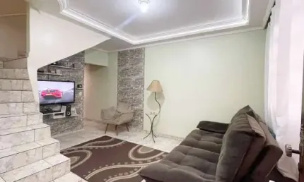 Sobrado à venda, 110 m², 4 quartos, 2 banheiros, 2 suítes
