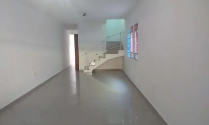 Sobrado à venda, 180 m², 4 quartos, 3 banheiros, 1 suíte
