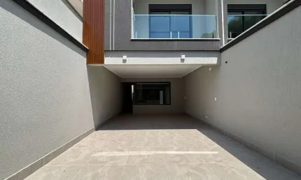 Sobrado à venda, 250 m², 3 quartos, 5 banheiros, 3 suítes