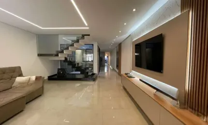 Sobrado à venda, 290 m², 4 quartos, 4 banheiros, 2 suítes