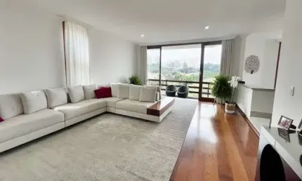 Sobrado à venda, 475 m², 4 quartos, 8 banheiros, 4 suítes