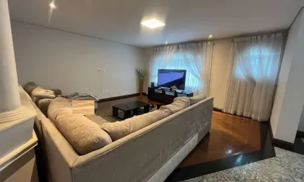 Sobrado à venda, 943 m², 4 quartos, 3 banheiros, 4 suítes
