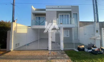 Encantador sobrado em excelente localização: 2 quartos, 1 banheiro e 2 vagas de garagem