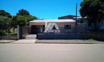 Casa em alvenaria com 2 quartos, garagem para dois carros e terreno amplo