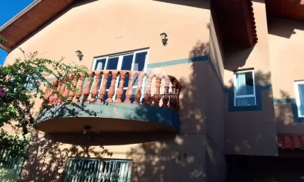 Aconchegante sobrado, ensoralado dia todo há venda no orfãs