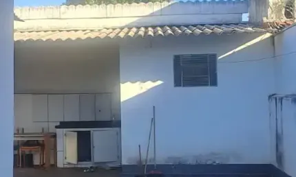 Residencia no geisel, com localização privilegiada, com amplo comercio nas proximidades.
