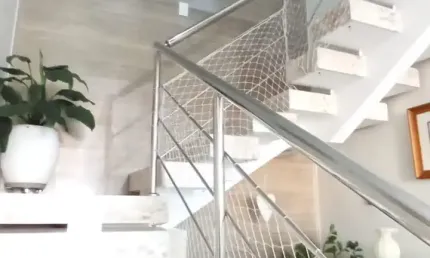 Vendo belíssima casa em condomínio fechado, ideal pra quem busca segurança e conforto.