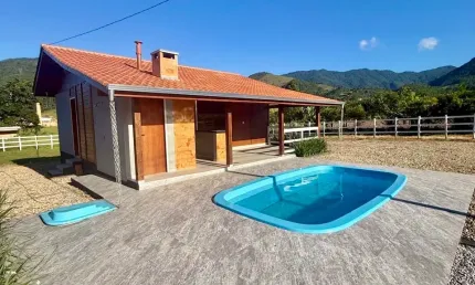Linda chácara com piscina e área gourmet no bairro Galera município de Canelinha-SC