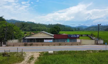 Galpão com amplo terreno de frente para asfalto do moura com escritura pública