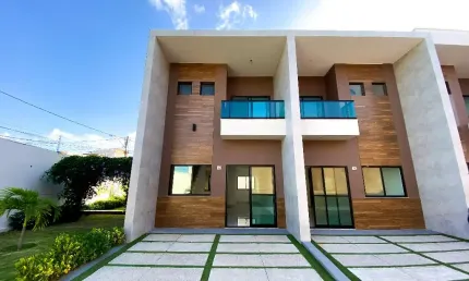 Casa de Alto Padrão em Condomínio – 3 Quartos (2 Suítes) – Varanda – Localização Privilegiada