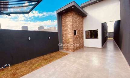 Casa a venda no Coopagro com passagem lateral e sobra de terreno