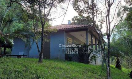 Área com casa de alvenaria, patagem e reflorestamento de pinus.                                                                                      e