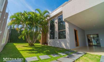 Casa com 3 suítes e ampla sobra de terreno, no bairro Coqueiral.