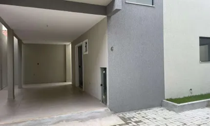IPITANGA, casa em condomínio, com 3 suites e duas vagas de garagem.