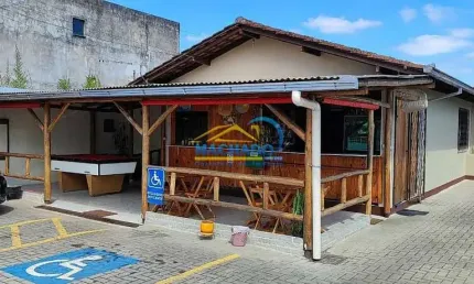 Imóvel versátil no morro do meio: espaço residencial e comercial em uma localização conveniente'
