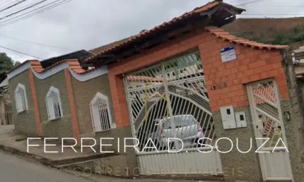Vende-se esta casa localizada em joão monlevade bairro rosário área central praticamente da cidade perto bancos supermercados padarias escolas ótima localização posto de combustível farmácias bem área