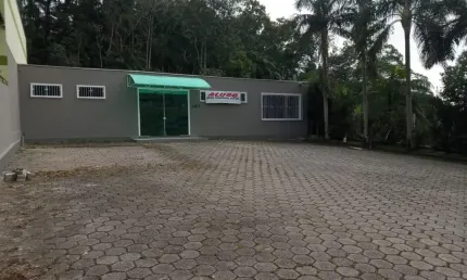 Alugo Galpão com 220m² e Estacionamento no Belchior Central em Gaspar