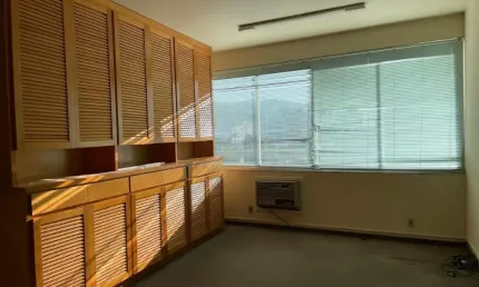 Alugo sala comercial de 44m² com ótima iluminação - centro de blumenau