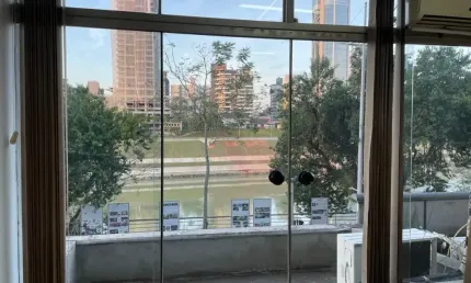 Alugo sala comercial de 44m² com ótima iluminação - centro de blumenau