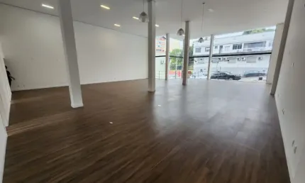 Alugo sala comercial com 300m², vitrine ampla e pé direito alto - vila nova blumenau sc