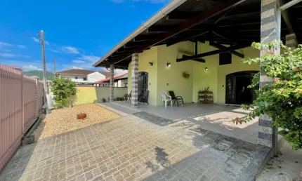 Vendo ampla casa de alvenaria no bairro it. central com 01 suíte e 2 dormitórios