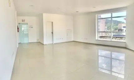 Alugo sala comercial com 50m² - com vista para o centro de gaspar