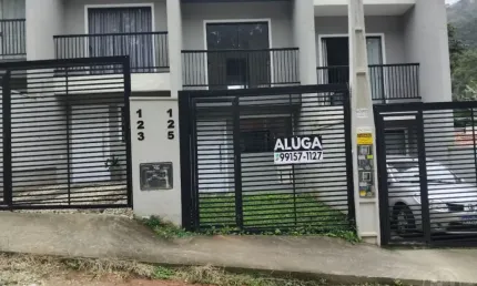 Alugo sobrado com 02 dormitórios e 02 banheiros - no bairro agua verde