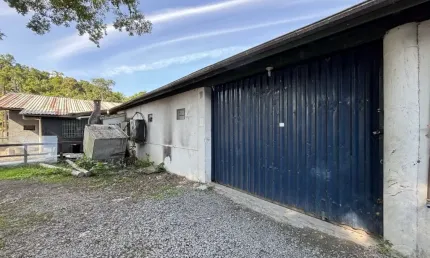 Alugo galpão com ampla entrada de 180m² - no bairro itoupava central