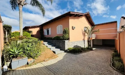 Casa alto padrão semi mobiliada para locação no bairro água verde.